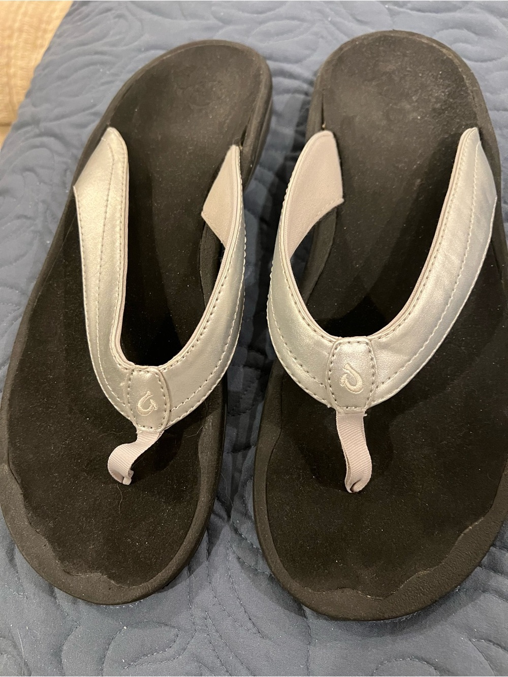 Olukai Ohana women’s size 11 silver flip flops